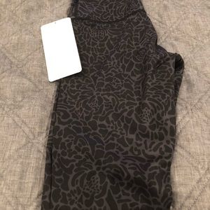 Lululemon “Wunder under” full on pants roll down